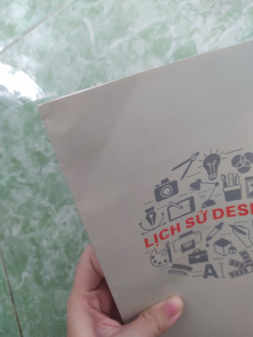 Sách không được gói kĩ càng, chỉ được gói bằng một lớp giấy kraft, nên khi đến tay mình, sách nhăn nheo cong bìa hết rồi. Nội dung bên trong thì cũng tạm, giấy in trắng đen, hình ảnh không màu nhìn rất chán.