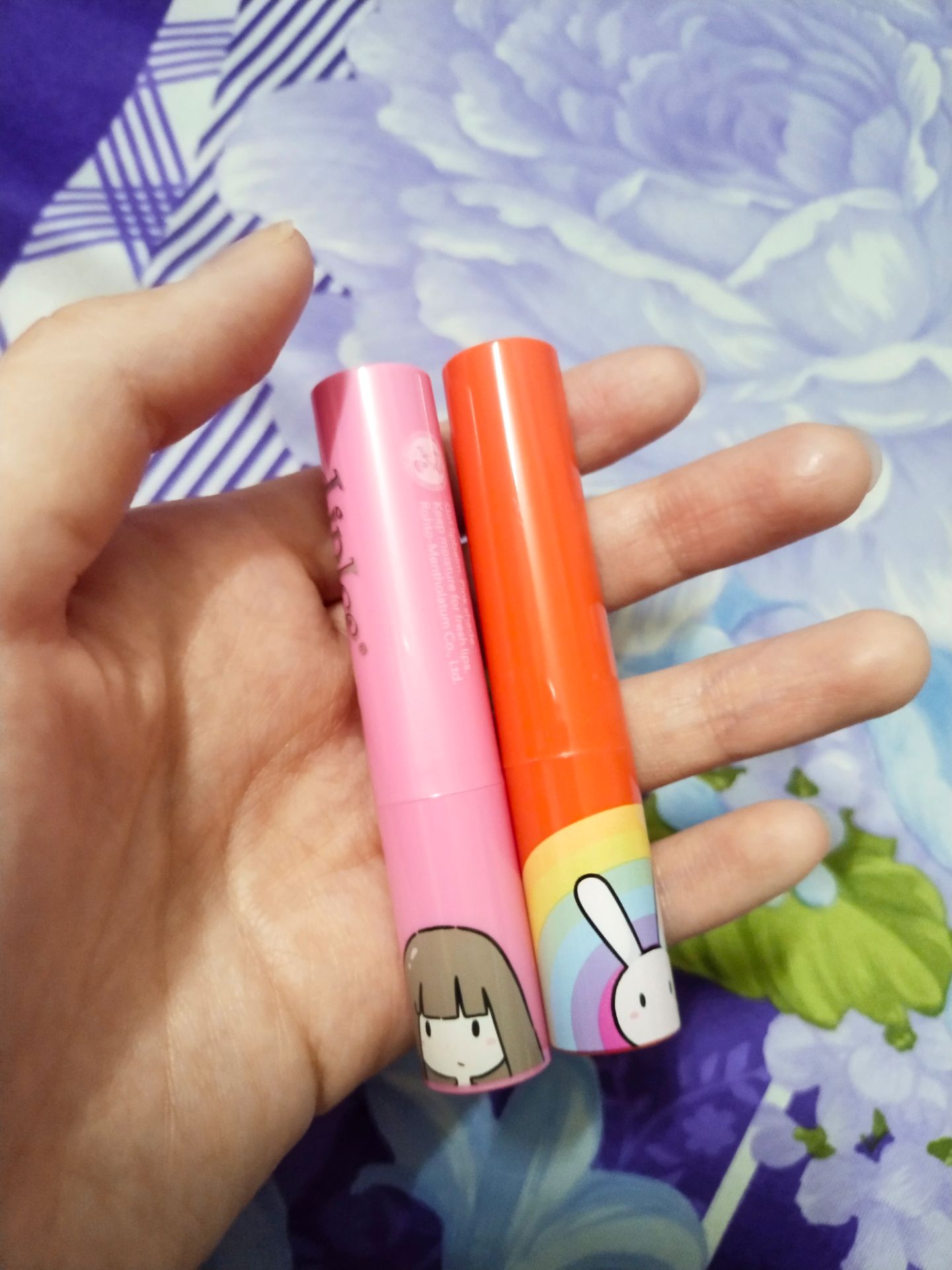 son lên màu rất tự nhiên, tiki đóng gói rất cẩn thận, giáo hàng rất nhanh. Mình đặt hôm thứ 7 mà sáng thứ 2 đã giao tới rồi. 5 sao. sẽ tiếp tục ủng hộ tiki