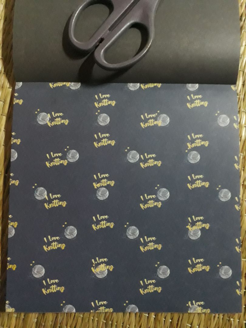 lưu ý sp này là fahasa giao chứ k phải tiki. giấy đẹp, dày đúng kích thước, đóng thành cuốn dễ sử dụng, điểm trừ là hoa văn trên giấy chỉ có một mặt.