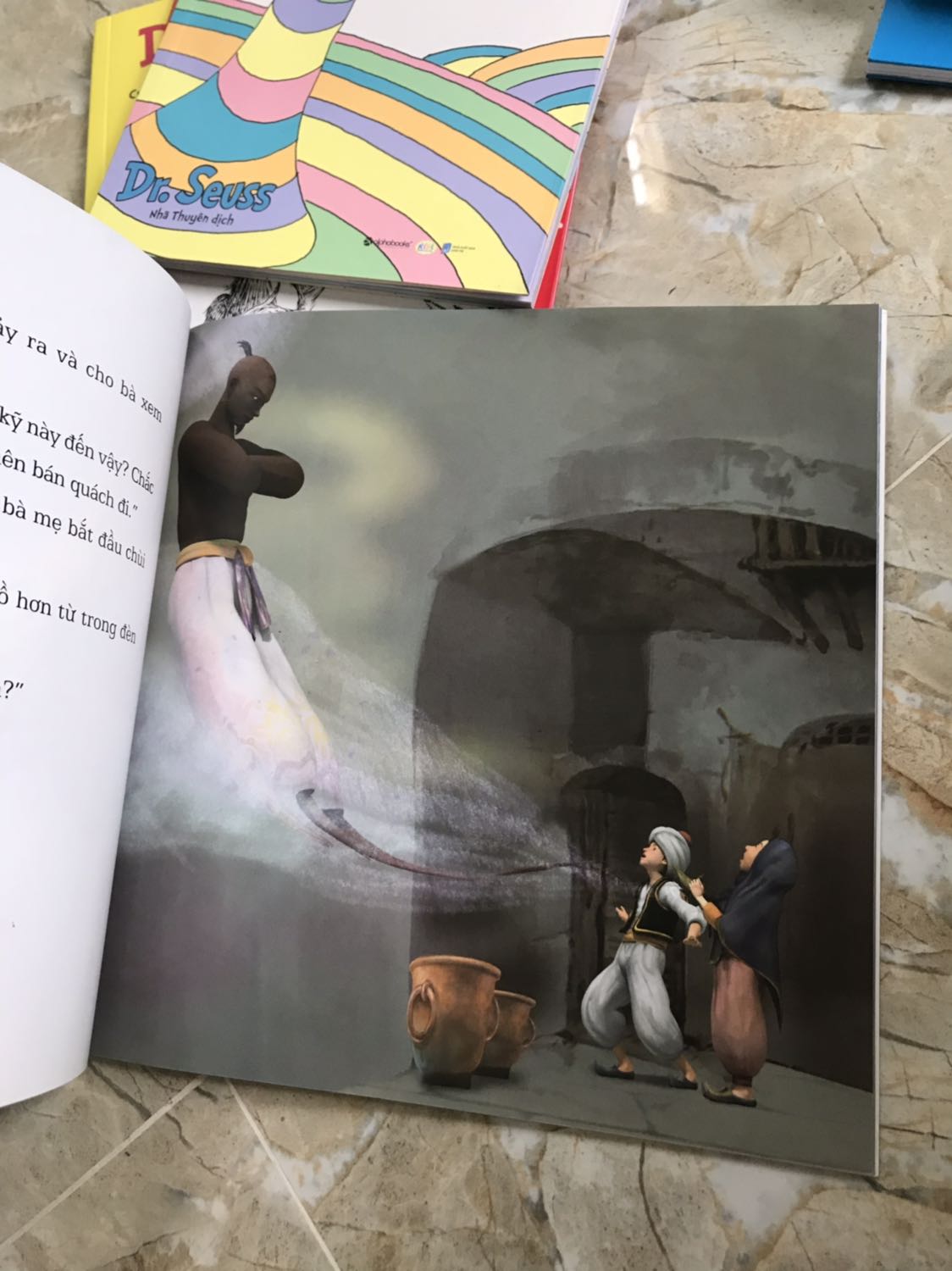 Hình vẽ phong cách hoạt hình hiện đại, có thần đèn và thần nhẫn luôn, hơi khác với nội dung vẫn xem trên film nha. Ban đầu xem hình cứ bảo sao ông thần đèn lúc da đen lúc da trắng, ai dè là 2 ông. Sách đẹp, nội dung xúc tích.