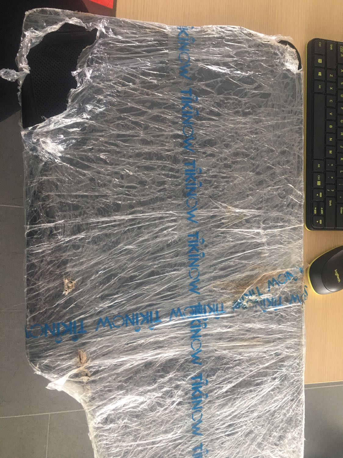 Gói hàng kỹ, nhưng vận chuyển quá tệ. Làm rách vải của khung luôn. Không biết phải nói gì. Gói hàng kỹ, nhưng vận chuyển quá tệ. Làm rách vải của khung luôn. Không biết phải nói gì.