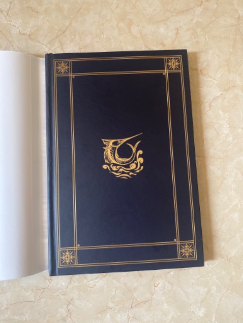 Ấn bản này được Đông A dịch mới, kèm minh hoạ đẹp mắt. Cuốn này được làm bìa cứng áo ôm. Bìa trong nhìn sang, xịn đẹp giống "Cuốn theo chiều gió" bìa cứng mà Đông A đã làm. Bản dịch này mình ưng ý. Nội dung sâu sắc, càng đọc càng thấy tâm đắc.