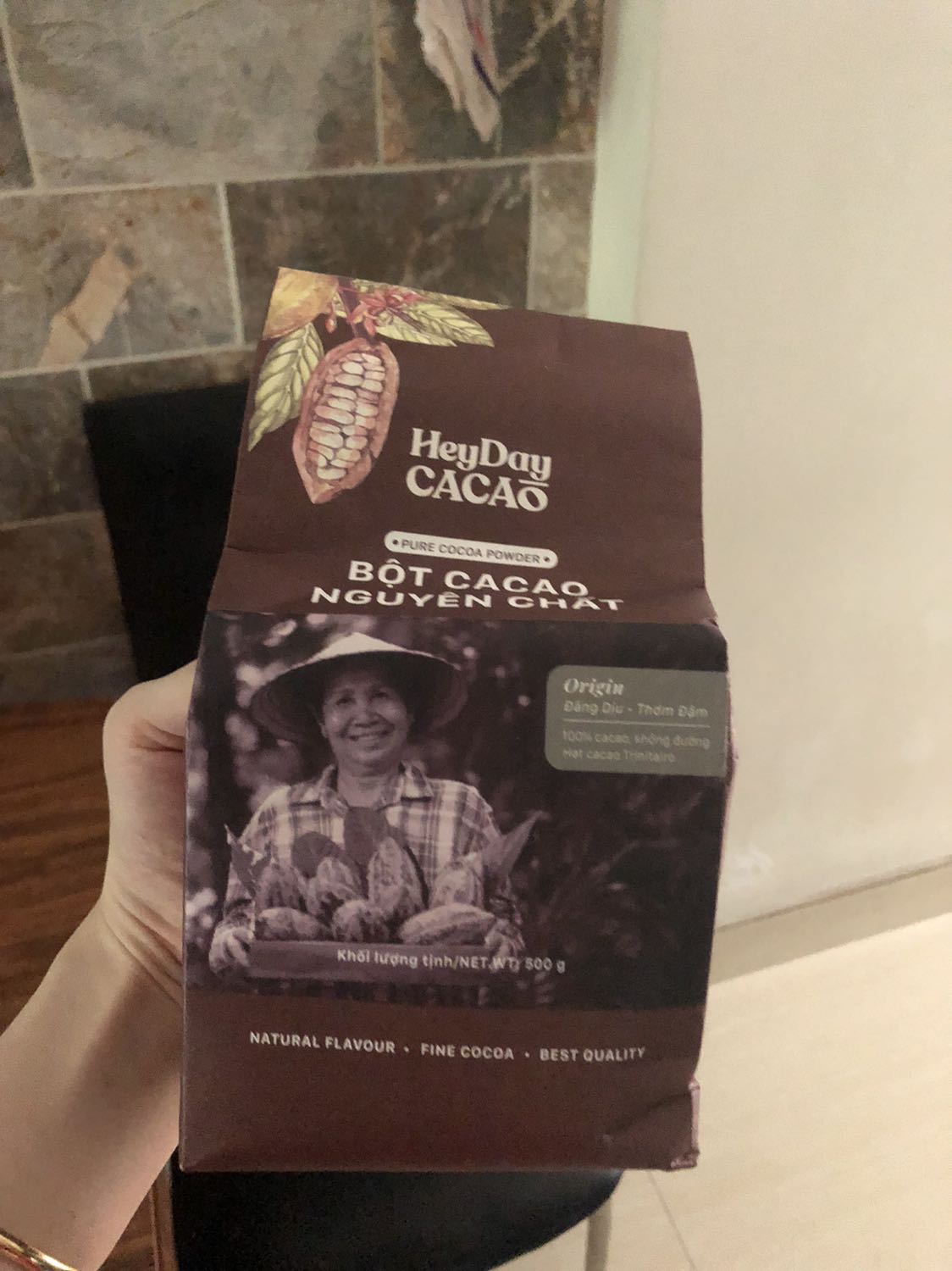 Bột cacao đúng chuẩn chất lượng luôn. Vị đậm đắng và thơm béo. Thêm sữa và đường đá là ra ly cacao xịn hơn cả ngoài tiệm nữa. Shop còn chu đáo kẹp thêm cái kẹp để khi khui túi xong thì có đồ kẹp lại.