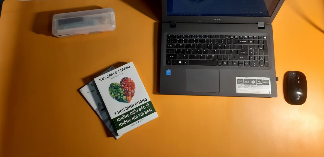 Đặt lên bàn làm việc rất trang nhã, tạo cảm hứng làm việc rất tốt. Mọi người cũng biết work from home rất stress. Vừa trải bàn vừa lót chuột luôn. Nhận hàng về là mình quăng luôn cái miếng lót chuột xấu xí rồi. Mình chụp cả 2 mặt cho mọi người xem, ban ngày để màu nổi cho hưng phấn, ban đêm để màu đằm cho dịu mắt trước khi ngủ.
Sẵn tiện PR luôn quyển sách rất bổ ích trên bàn, mùa dịch này mọi người nhớ ăn uống bổ sung dinh dưỡng đầy đủ để bảo vệ sức khỏe nha! Quyết thắng đại dịch!?