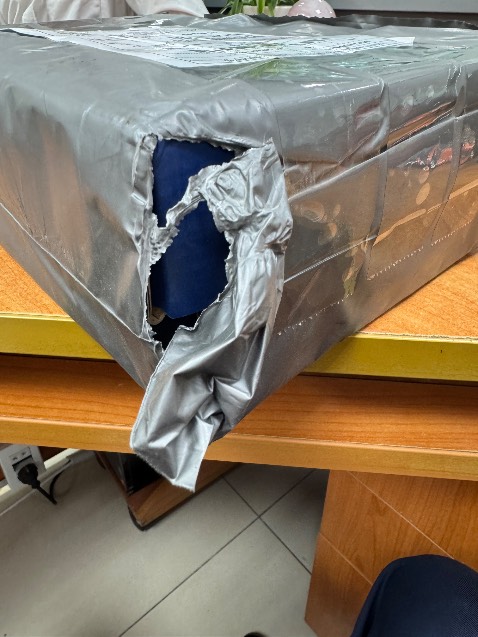 Hàng giao đúng hẹn, màu sắc đẹp, đóng gói chưa chắc chắn.