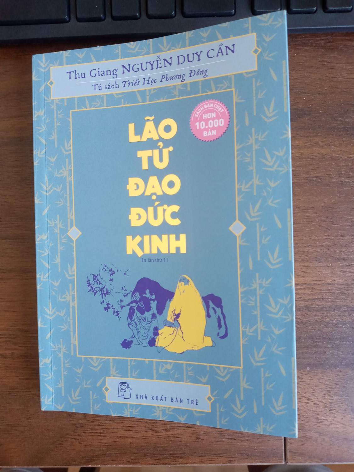 Dịch giả có tâm và nhà xuất bản cũng có tâm, đóng sách bằng cách khâu chỉ nên tha hồ nghiền ngẫm, đọc đi đọc lại thoải mái khỏi sợ long mất trang. Ghét nhất là mấy sách đóng bằng dán keo, đọc đến gần hết sách là 1 vài trang chuẩn bị bong, những lúc đọc lại cứ phải cầm nhẹ nhàng, mất luôn cả hứng.