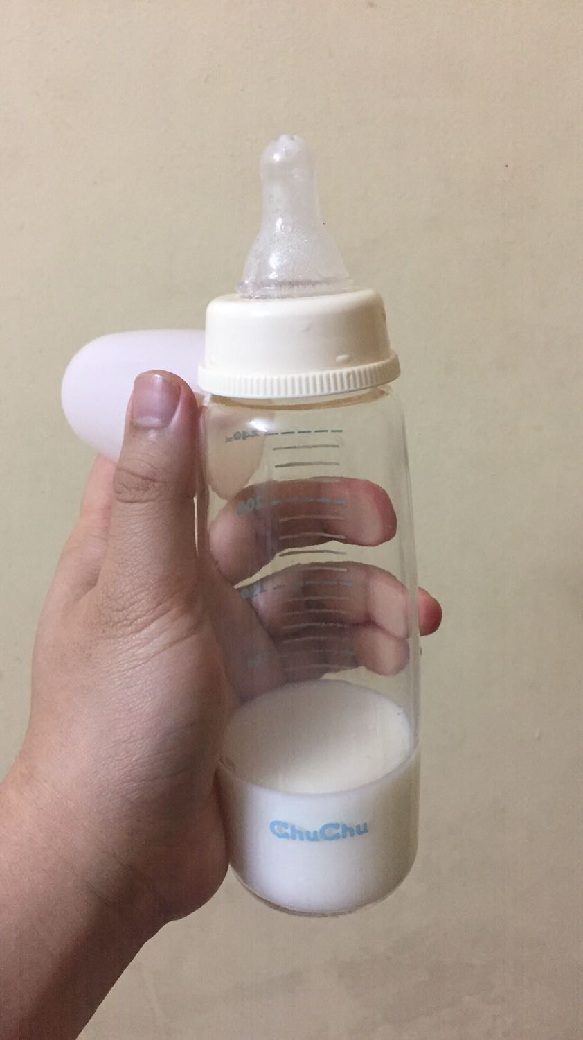 Nhược điểm:
Bình sữa dùng ổn nhưng là dòng ti thuôn dài nên nhiều khi bé bú ko quen. Dòng bình cổ rộng ti to như ti mẹ bé dùng dễ hơn.

Ưu điểm:
Ti dùng phải mút mới ra sữa nên dùng cho bé sơ sinh khá ổn, bé hầu như ko bị sặc vì sữa chảy ra nhiều. Ngay cả các dòng Pegion (núm SS) và dòng Avent (núm số 1, mình chưa thử núm số 0) thì dốc ngược là sữa nhỏ giọt liền nên nhiều khi sữa ra khiến bé hơi bị sặc.