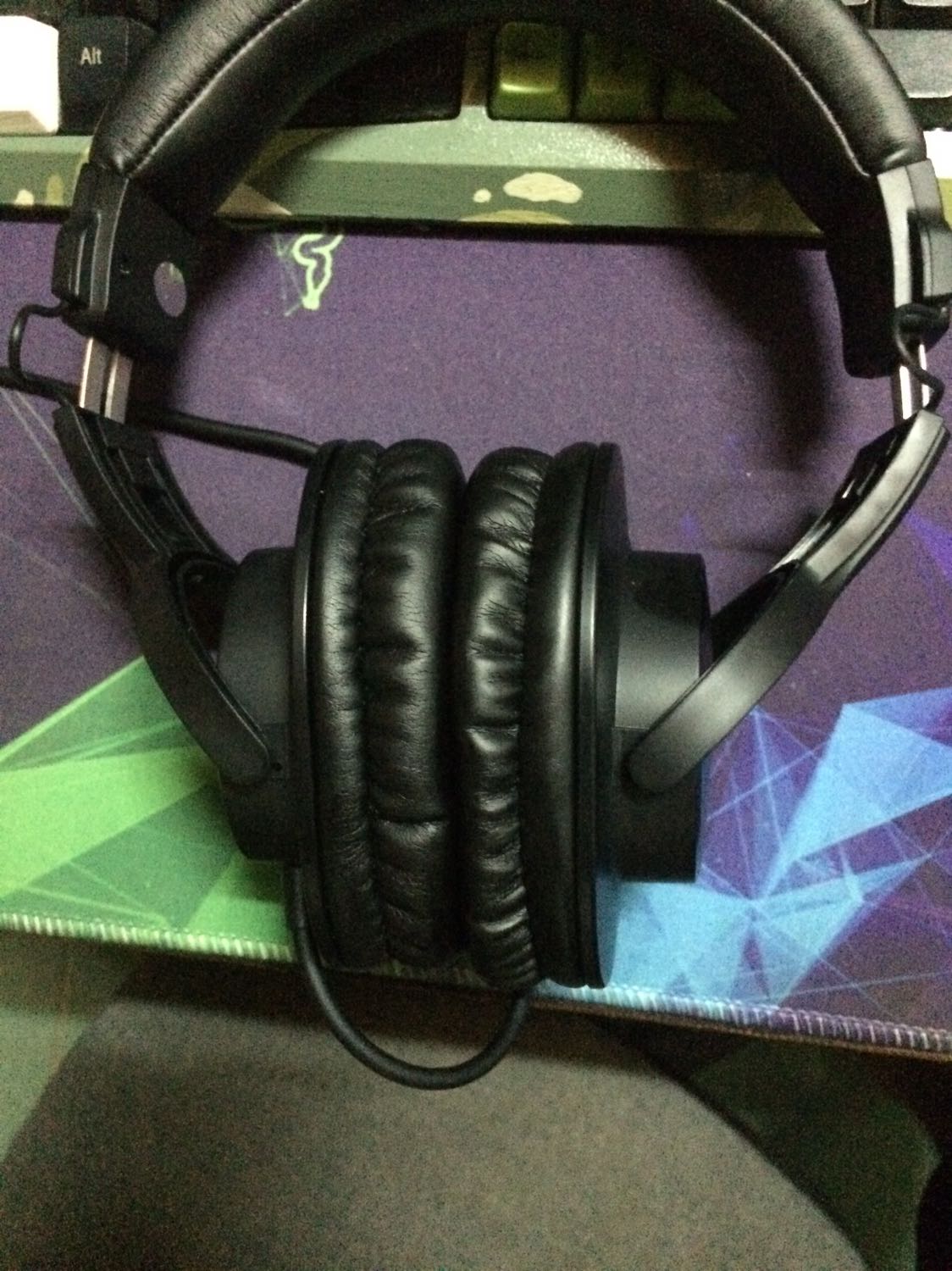 Sp đẹp chất lượng âm thanh tốt. Tôi đeo liên tục mấy h liền ko thấy đau tai, chỉ hơi nóng, cái này cũng bt vì over ear nên chấp nhận được. Nói chung là sp rất ok trong tầm giá, chỉ phù hợp để nghe nhạc (chơi game hơi tù) thiết kế ôm tai và khá thoải mái, (ông nào kêu đeo con này đau tai thì coi chừng có vấn đề nha =)) tôi cận mà đeo con này còn thấy thoải mái mặc dù gọng kính khá dày, ôm sát tai mà ko hề đau)