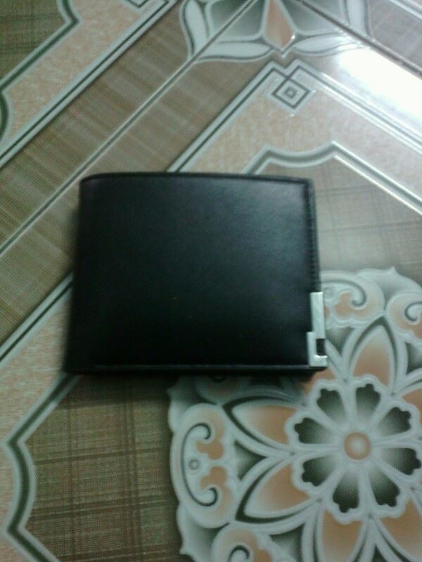 Sản phẩm rất đẹp, da mềm, mỏng, nhẹ, kích thước vừa phải nên đựng nhiều đồ mà không bị cộm - dày lên quá. Nhiều ngăn nên đựng được nhiều thứ. Chất lượng và giá quá tốt. 
Tiếc là sản phẩm không có hộp đựng, không có các thông tin kèm theo, lúc nhận chỉ nhận được ví và túi nilong bọc ngoài.
Mình mua tặng em trai, em mình rất thích, mình cũng khá hài lòng về sản phẩm này.