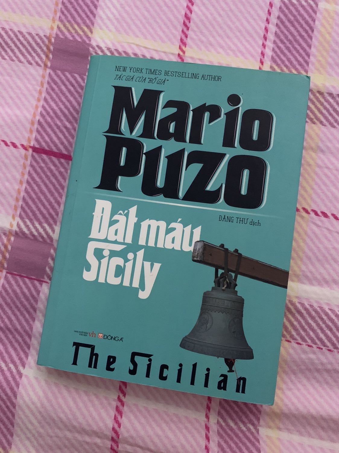 Bạn nên đọc để thấy ngây ngất trước vẻ đẹp của mảnh đất bên bờ Địa Trung Hải, choáng ngợp trước tình cảm của những con người khổ đau nhưng vẫn gắn bó với mảnh đất quê hương, để rồi ám ảnh trước cách họ “phải” đối mặt với cuộc sống nhiều lọc ***, dối trá, mà, trớ trêu thay, chính mỗi người trong họ lại góp phần rất nhiều vào bản chất gian trá ấy.