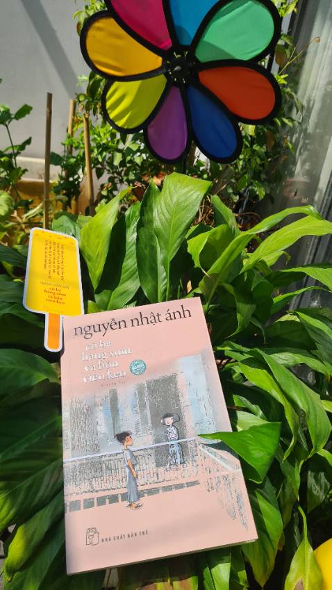 [Cô bé hàng xóm và bốn viên kẹo]
"Các bạn cũng biết đó, cuộc đời chúng ta có vô số ngày chủ nhật..." 
Là câu chuyện nối tiếp Tôi thấy hoa vàng trên cỏ xanh, Thiều và Tường lên thành phố sống, tìm được Mận, 3 đứa lại về sống chung một nhà. Tình tiết cứ thế mở ra, bạn bè cứ thế nhiều thêm, tình thân cứ thế thắt chặt thêm. Một câu chuyện dành cho tuổi mới lớn, ấm áp và đầy cảm xúc.
Vẫn là giọng văn dí dỏm thân thuộc của nhà văn Nguyễn Nhật Ánh, vẫn là cách kể chuyện mộc mạc nhưng luôn mở ra tình tiết bất ngờ, trí sáng tạo cứ thế tuôn trào.
#cobehangxomvabonvienkeo