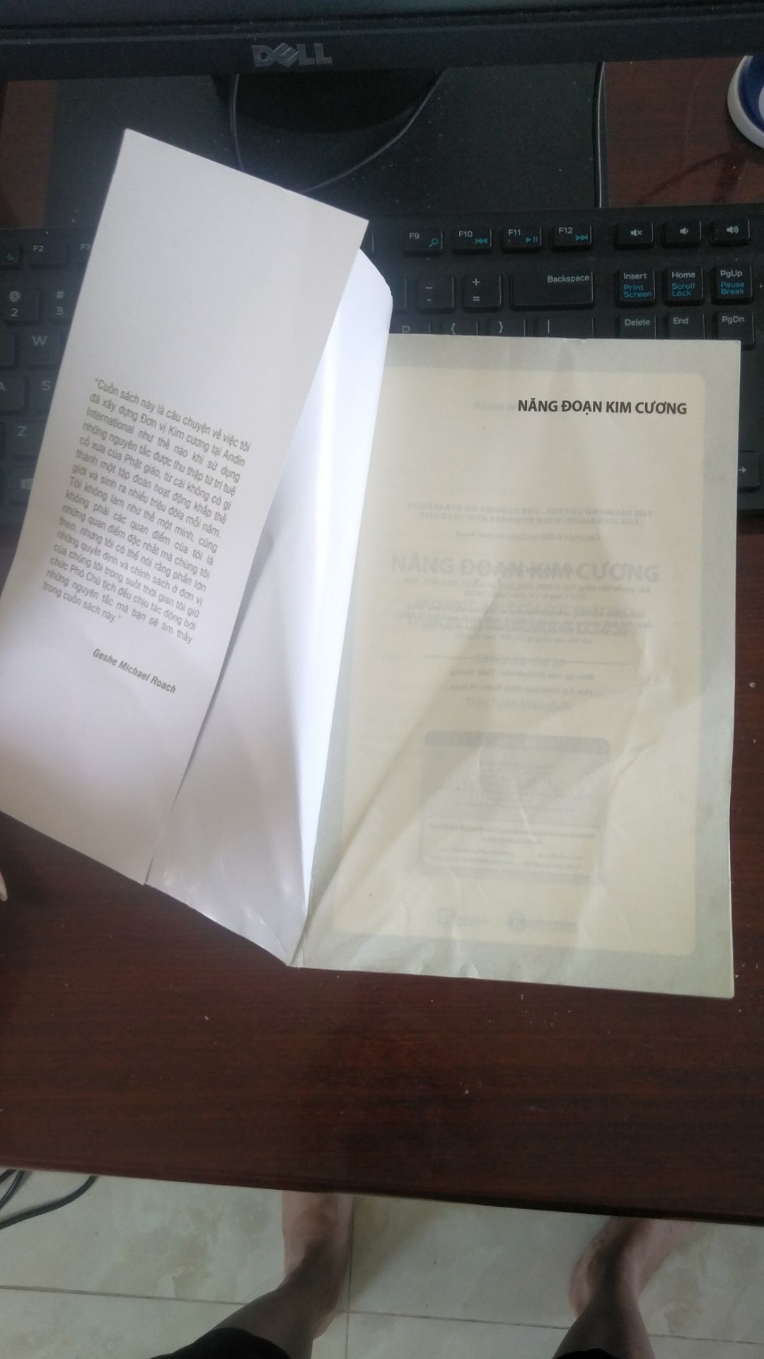 Mình đã mua rất nhiều sách trên Tiki, nhưng mà chưa có lần nào sách về tay lại tệ như lần này. Sách nhăn nhúm, bụi bậm, hư hỏng,... Mình muốn đổi hàng lại, hy vọng sẽ nhanh chóng nhận được phàn hồi của Tiki.