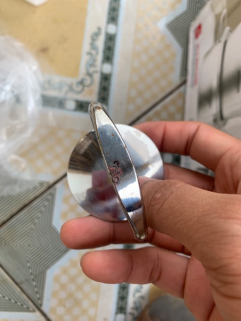 Lúc đóng hàng shop ko kiểm tra hàng trước khi giao à ?
Nắm nồi nhỏ bị gỉ sắt giăm. 3 sao
Rửa rồi vẫn còn gỉ. Chán