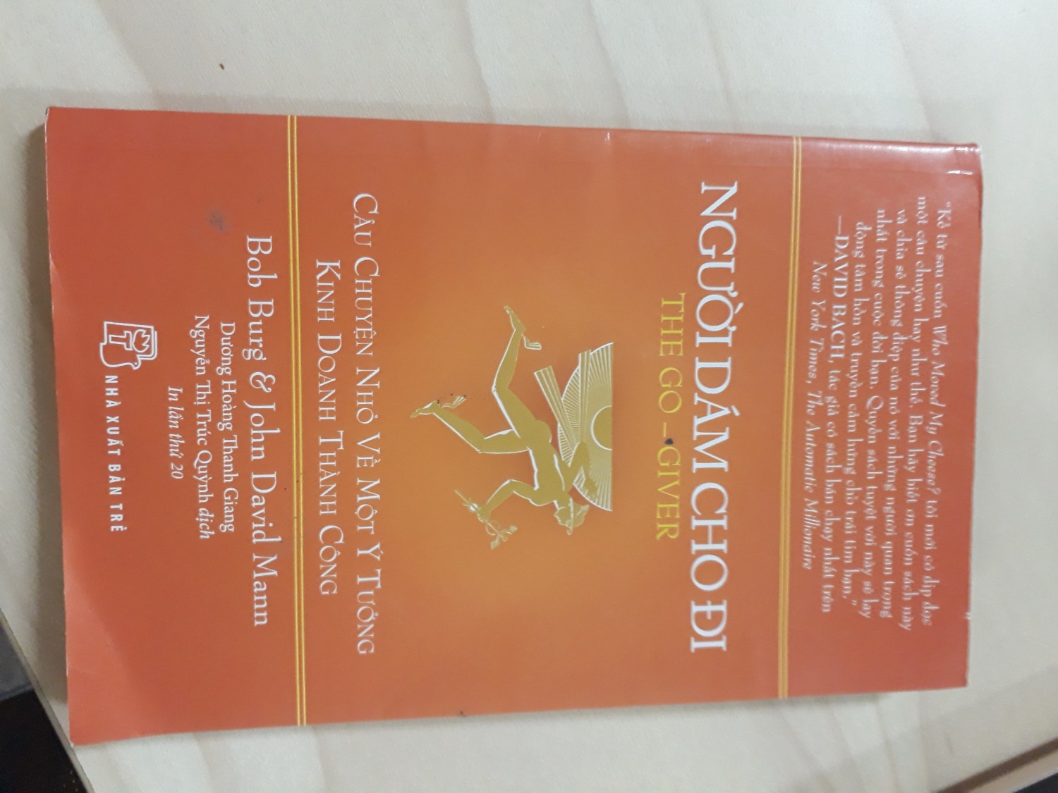 - Sách mình nhận là sách cũ, đã qua sử dụng, sách vừa vừa rách. Mình không thể nào tin được tiki lại giao cho mình 1 cuốn sách như vậy. Chẳng lẽ tiki không kiểm tra hàng, đóng gói trước khi giao cho khách sao? Hay là tại vì mình mua hàng giảm giá nên giao thế nào cũng được??? Mới mua hàng lần đầu mà đã gặp 1 vố như thế này thì làm sao mua tiếp được. 
Mong tiki vui lòng nhận lại hàng để đổi sản phẩm mới hoặc hoàn lại tiền cho mình. Xin cảm ơn!