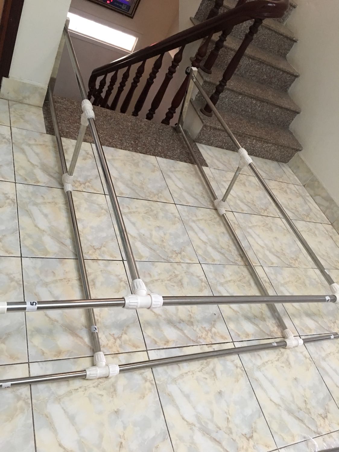 Giàn phơi sau khi lắp đặt rất ưng ý, cao và vững chắc, có bánh xe di chuyển thuận tiện, phơi được nhiều đồ. Để trong nhà hay ngoài sân đều tốt. Khi lắp ráp hơi cực 1 chút, phải mất đến 30’ mình mới lắp xong, chắc do phụ nữ tay yếu nên phải dùng sức nhiều,(vặn mấy cải ốc vít ở thanh số 6 hơi cực).
Mình rất thích sản phẩm này!