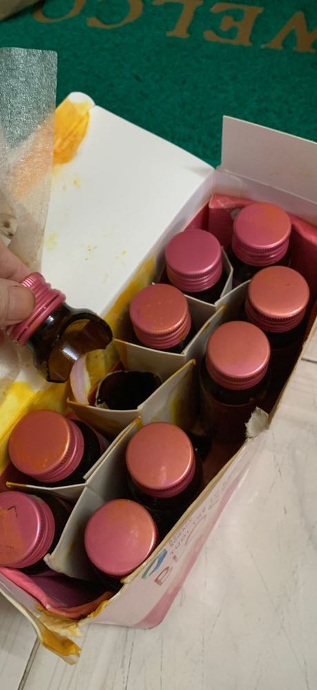 Tiki vui lòng giải quyết giúp mình, thấy thùng hàng nguyên vẹn mình mới nhận mà mở ra thì ôi thôi, hộp bên trong mềm nhũn, có 1 chai bị vỡ ngang làm ẩm ướt toàn bộ thì làm sao sử dụng?