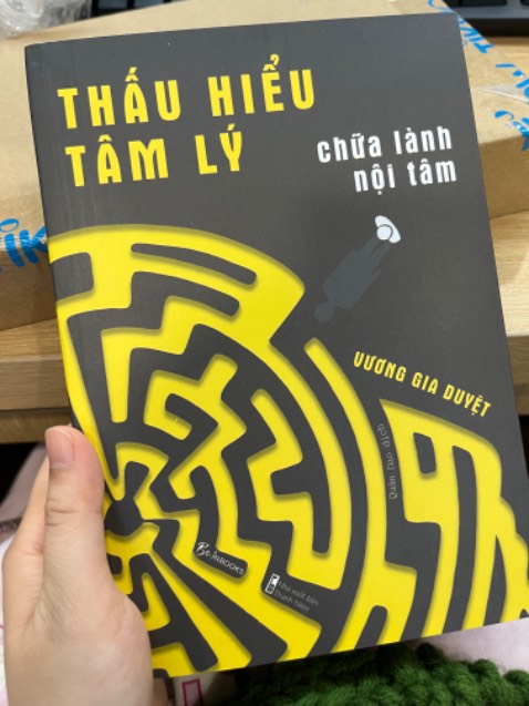 Bìa đẹp, mịn, đóng gói cẩn thận nữa, mùi sách mới thơm xỉu🥰🥰🥰 chưa đọc nội dung nhưng đã xem qua một số bài trích nd sách thấy khá oke nên mua