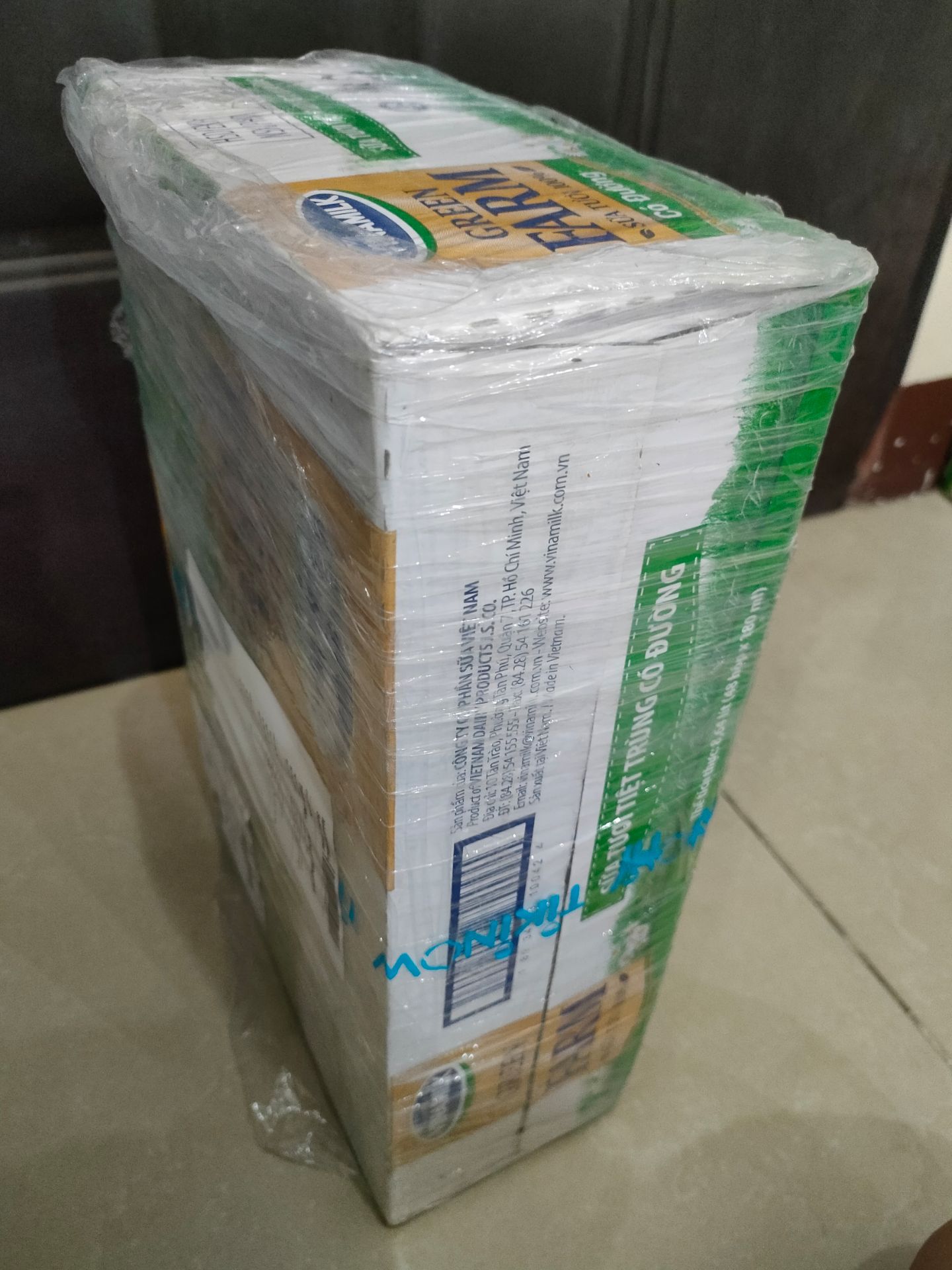 Chất lượng sản phẩm thì không cần phải bàn. Đóng gói gọn gàng và phân phối nhanh. Nhà đang sử dụng Gói TikiNow nên tốc độ giao hàng nhanh. dạo này có 2 kiểu đóng gói, nên quấn thêm giấy carton để giảm móp góc, gây ảnh hưởng đến sản phẩm bên trong.