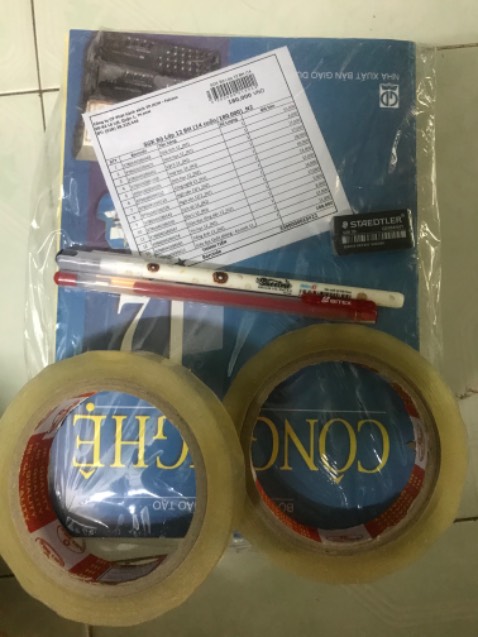 Giao hàng nhanh chóng. Đóng gói chắc chắn. Shipper thân thiện, tiệm sách đóng gói cẩn thận