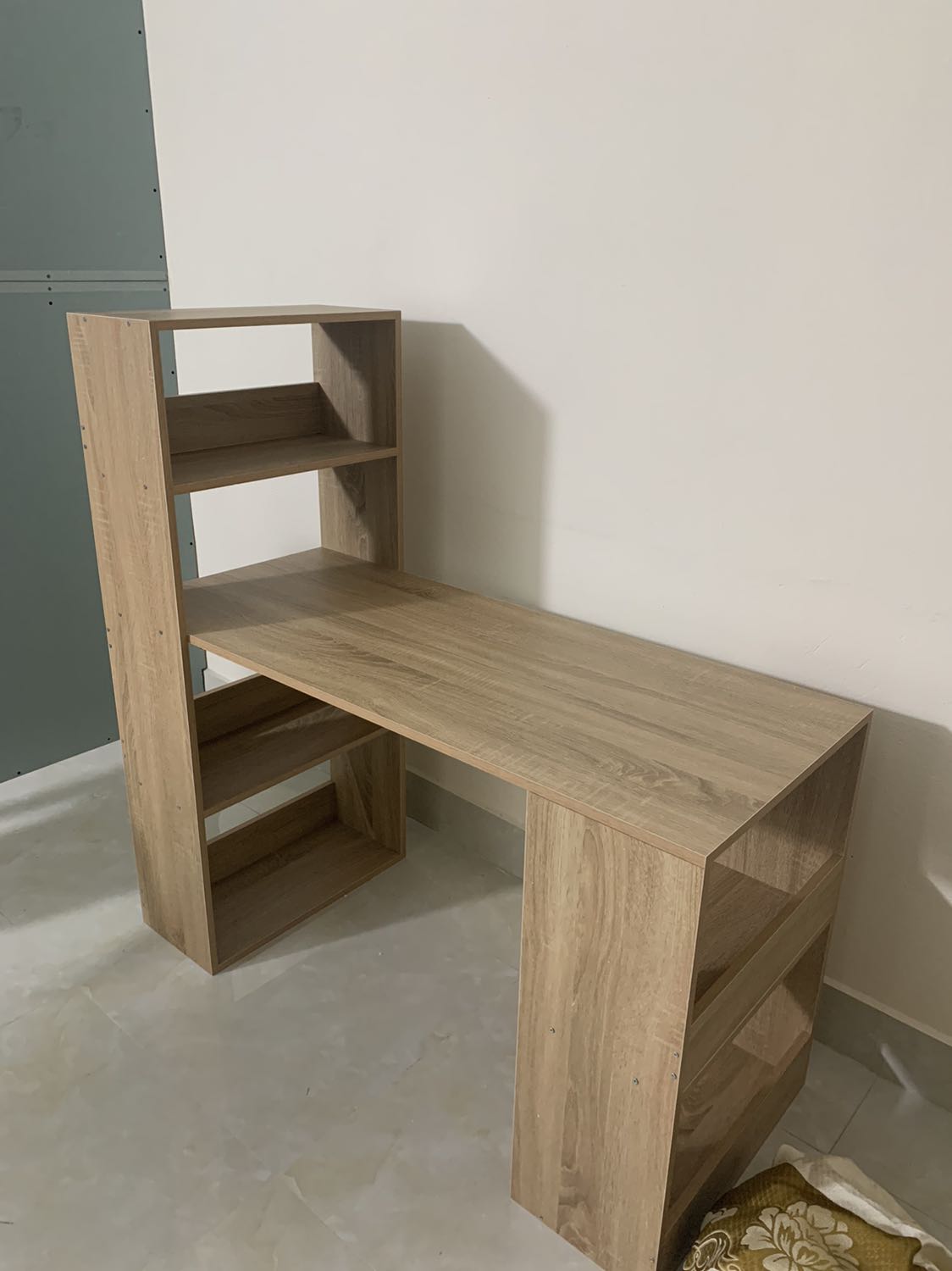 Bàn khá dễ lắp. Nhưng mấy cái lỗ khoan vít hơi lộ. Mình là nữ, tự mày mò cũng lắp được. Giao hàng nhanh lắm, mỗi tội hơi nặng tí thôi nhưng mua đợt sale nên giá ship giảm được kha khá.