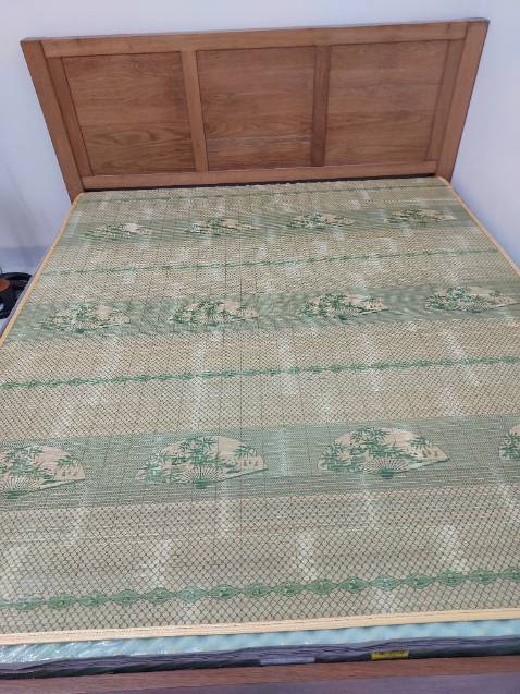 Giao hàng nhanh, chiếu to, dầy, đẹp, chắc chắn không nếp gấp. Nên mua nhé mọi người.