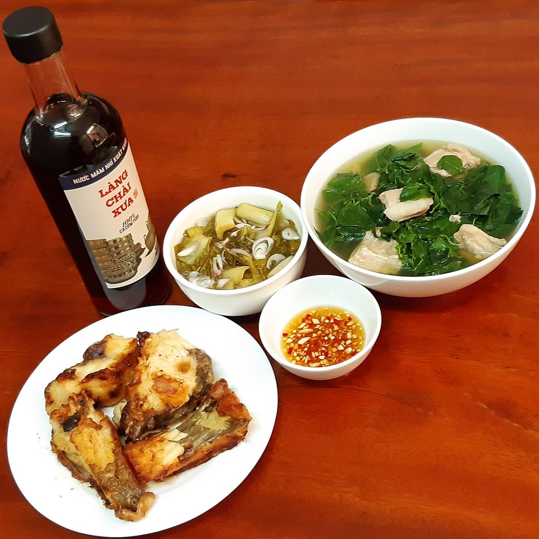 Mình ăn nước mắm Trần Văn Hưởng quen rồi nên chuyển qua loại này thấy cũng bt, giá sale mua được. Nước mắm đựng trong chai thủy tinh đẹp, để bàn ăn nhìn như chai rượu. Hàng đóng gói chống sốc cẩn thận nhưng 1 chai vẫn bị rỉ nước mắm tùm lum ra ngoài.