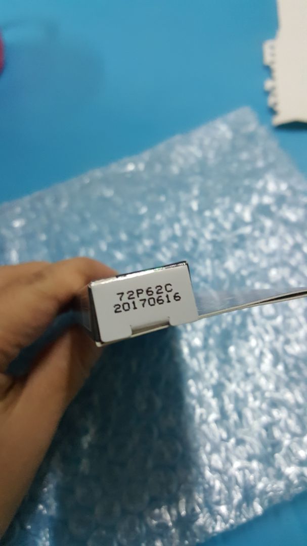 Tiki vẫn ưu điểm vận chuyển đóng hộp tốt. Giao sớm dự kiến 2 ngày. Mẫu mã sản phẩm đẹp. Dễ dùng. Độ bám mi tốt, nhẹ mí, nhìn tự nhiên. thể tích sản phẩm để 9,2ml nhưng cầm thấy nhẹ tay. Dù hàng nguyên seal. Mình mua deal hơn 300k gồm các sản phẩm khác, quà kèm là bút nước eyeliner, nhưng hàng quá date và khô coong không dùng được gì. Mình thấy quá tội cho team đóng gói và shipper. Hi vọng tiki không dùng hàng kem chất lượng, hết hạn để làm gift như vậy nữa.