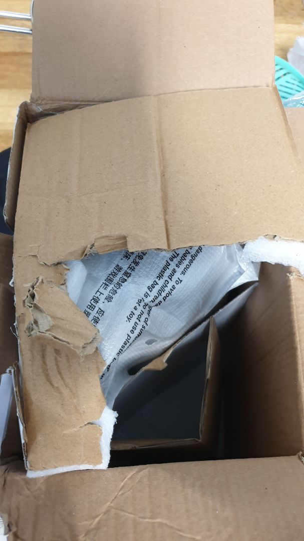 làm ăn quá tệ, hộp bị moi móc ko biết làm gì, mở ra kiểm tra thì sản phẩm bị đóng bụi, tôi mua hàng mới mà bị giao sản phẩm trưng bày là sao????