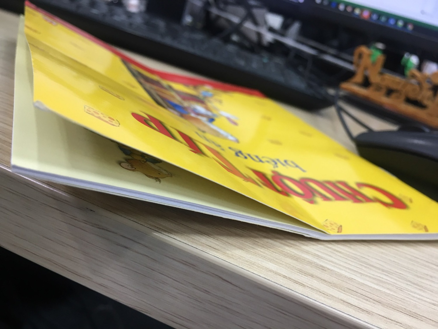 Sách bị gấp đôi để có thể vừa trong 1 cái hộp rất bé so với độ rộng của sách.
Sách bị gẫy bìa nhăn mép.
Rất thất vọng với lần giao hàng này của tiki.