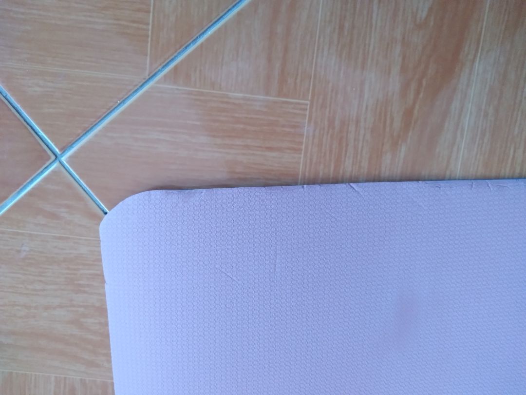 Chất lượng thảm ổn tuy nhiên do gói hàng ẩu nên 1 số chỗ bị nhăn và phần rìa bị xước nhìn k đẹp lắm. Trên thảm có 1 vết loang khá dài, để giặt thử xem có đi k. Thảm dày 8mm, tập k bị lún, rất êm, khi mới bóc hàng vẫn có mùi khá rõ. Chất lượng ổn so với giá tiền. Shop nên để í khâu đóng gói hơn. Giao hàng đủ cả dây và túi đựng lại có kèm cả thiệp cảm ơn nên vẫm 5 sao nhé?