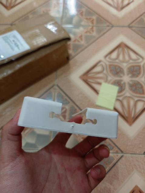 Hàng gia công xấu, thừa nhiều mẩu nhựa. Bị ọp ẹp dập vào trong. Mặt lưng ko dán sẵn tấm dán, phải tự dán tấm rời đi kèm.