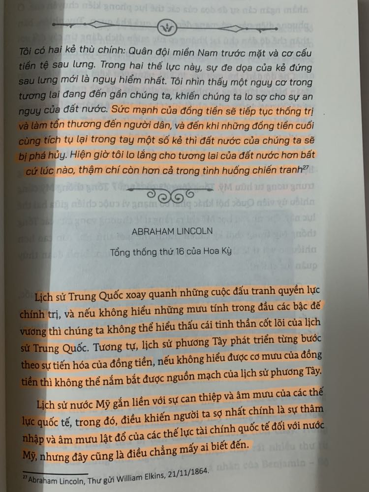 / Đây là 1 quyển sách khá là thú vị càng đọc càng thấy hấp dẫn vô cùng. Mặc dù mới đọc 2 chương nhưng mình vẫn muốn review 5 sao cho nội dung của sách. 
Đó là cả 1 quá trình lịch sử ghi lại dấu ấn của những con ng đầy tham vọng, thông minh và đặc biệt thật sự rất ấn tượng với gia tộc Rothschild từ Mayer cho tới 5 người con trai. Và gia tộc này có sức ảnh hưởng tới các ngân hàng, chính phủ, hay hoàng gia ở Châu Âu từ năm 1815 trở đi. 
Chắc là sau khi đọc xong phần 1 mua luôn phần 2,3,4 tại mình cũng khá tò mò muốn biết nhiều hơn. 
Đợt này đặt sách trên tiki giao siêu nhanh, sách mới nữa. Mình cũng hay mua sách trên tiki khá là ok lah! / Đây là 1 quyển sách khá là thú vị càng đọc càng thấy hấp dẫn vô cùng. Mặc dù mới đọc 2 chương nhưng mình vẫn muốn review 5 sao cho nội dung của sách. 
Đó là cả 1 quá trình lịch sử ghi lại dấu ấn của những con ng đầy tham vọng, thông minh và đặc biệt thật sự rất ấn tượng với gia tộc Rothschild từ Mayer cho tới 5 người con trai. Và gia tộc này có sức ảnh hưởng tới các ngân hàng, chính phủ, hay hoàng gia ở Châu Âu từ năm 1815 trở đi. 
Chắc là sau khi đọc xong phần 1 mua luôn phần 2,3,4 tại mình cũng khá tò mò muốn biết nhiều hơn. 
Đợt này đặt sách trên tiki giao siêu nhanh, sách mới nữa. Mình cũng hay mua sách trên tiki khá là ok lah!