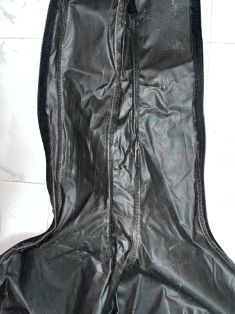 Nhận hàng xong mở ra không nói nên lời. Bao đàn quá cũ và nhàu nát.