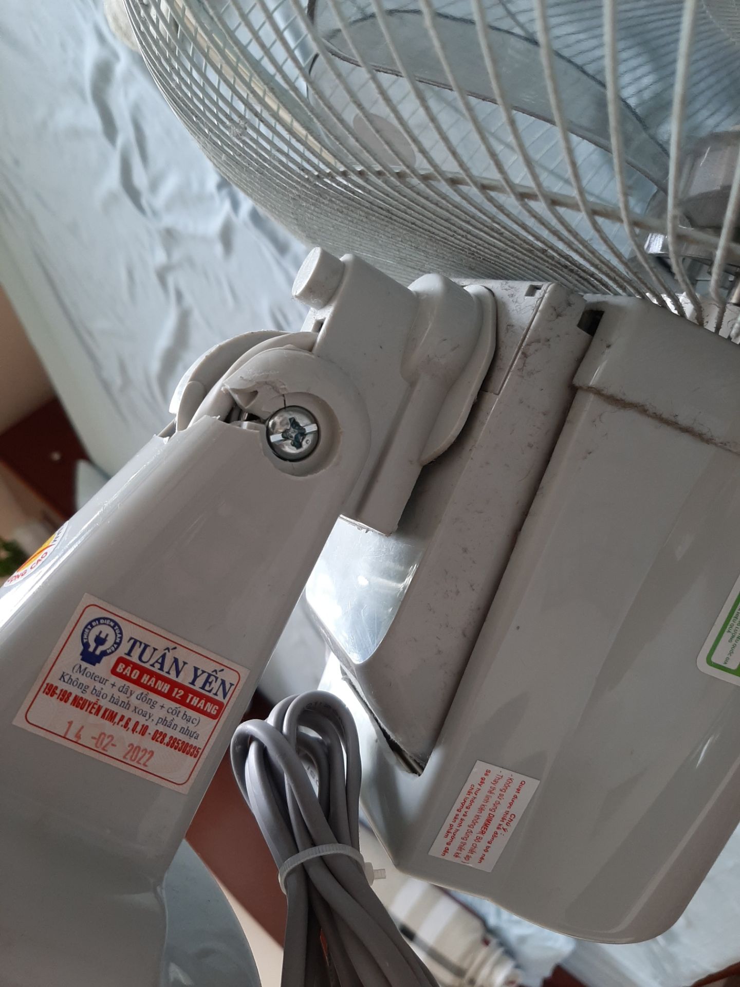Quạt mua 2/2022 đã bị hư không chỉnh độ nghiêng vì vỡ thân treo Quạt mua 2/2022 đã bị hư không chỉnh độ nghiêng vì vỡ thân treo