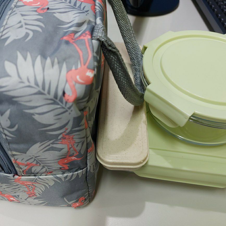 Hộp cơm siêu to luôn. thố tròn đựng canh k bị đổ ra, mình rất ưng. Hộp thủy tinh dày dặn, shop giao đúng màu và đầy đủ túi thìa. thanks shop