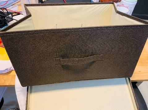 Tôi nhận cách đây 2 hôm, đánh giá review cho mọi người được biết, sản phẩm này trông thế nhưng khá lớn về dung tích, để được nhiều đồ, nhưng ko để được mấy loại có mũi nhọn, vì màng dưới đáy lớp vải không dệt, nên dễ gây bục. hộp vuông vắn, đơn giản nhưng thẩm mỹ, nhìn sang nên về kiểu dáng, tôi thấy không có vấn đề. 

Đã từng mua loại TD này, nhưng loại không có nắp, hoặc nắp gập gọn vào; lần này mua thử loại nắp rời xem sao; vì tôi đặt nhiều đô nữa, nên Tiki vận chuyển đóng gói khá chắc chắn và bọc các thứ, tránh mưa ướt nên yên tâm. tuy nhiên vì nắp của tủ vải này to hơn hẳn, nên khi bị đè xuống thì bẹp 1 chút cái cạnh dài làm cho sản phẩm mất độ tinh xảo, nhưng khi dựng lên thì lại bình thường, không vấn đề gì nữa cả. ==> chất lượng khá tốt, tôi nghĩ vậy!! Nói chung ko có lỗi gì, có 1 chút lỗi về giao hàng thôi, cái này do Tiki nên sẽ thông cảm đc!! Cảm ơn shop, mong có sp tốt tiếp để còn ủng hộ.