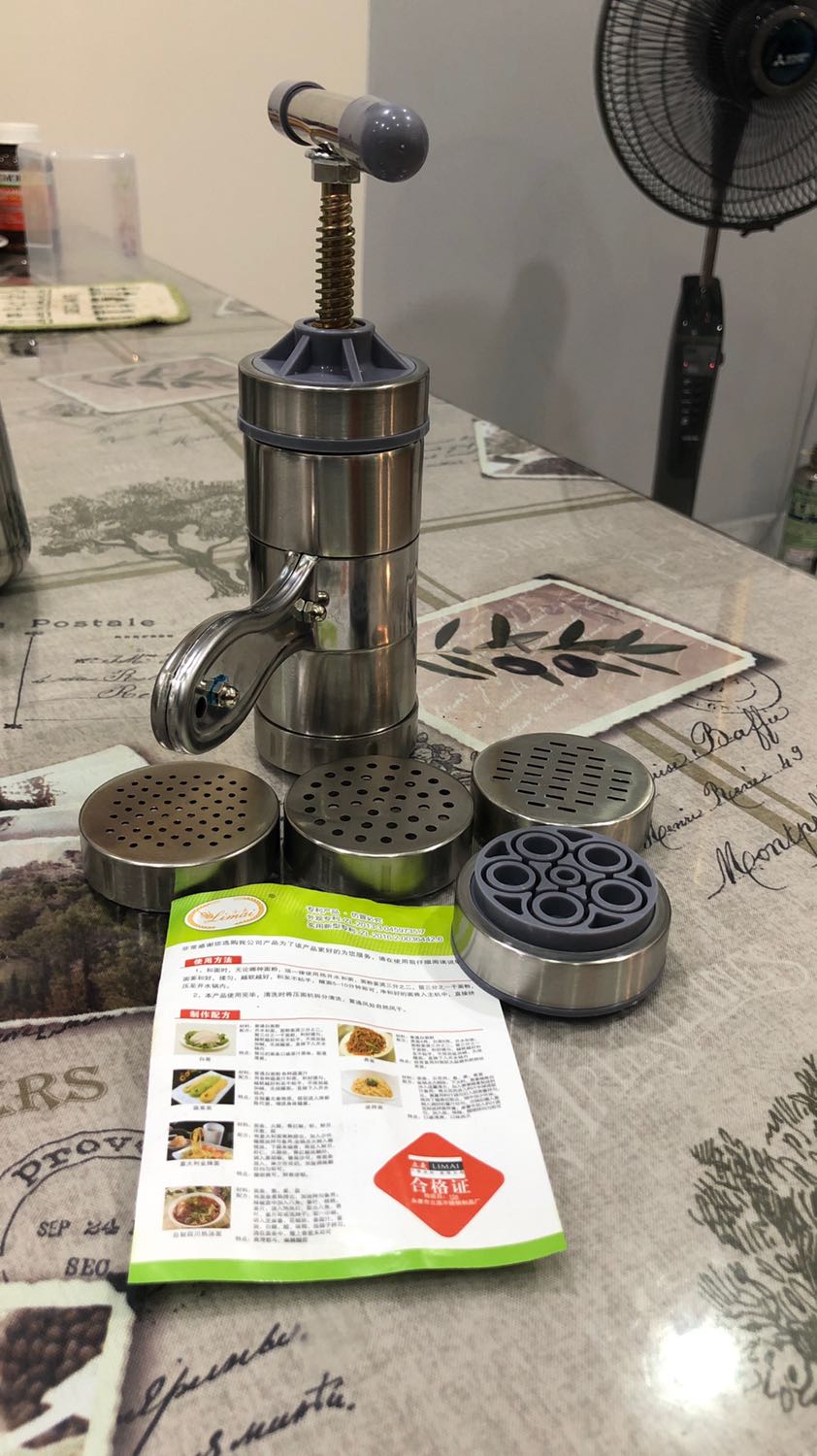 Dụng cụ làm bún, mì có 5 khuôn rất tiện. Sản phẩm tiện sử dụng cho gia đình. Tiếc là không có hướng dẫn sử dụng bằng tiếng Việt hoặc tiếng Anh. Hướng dẫn bằng tiếng Trung Quốc không hiểu được. Tiki nên lưu ý điều này nhé.