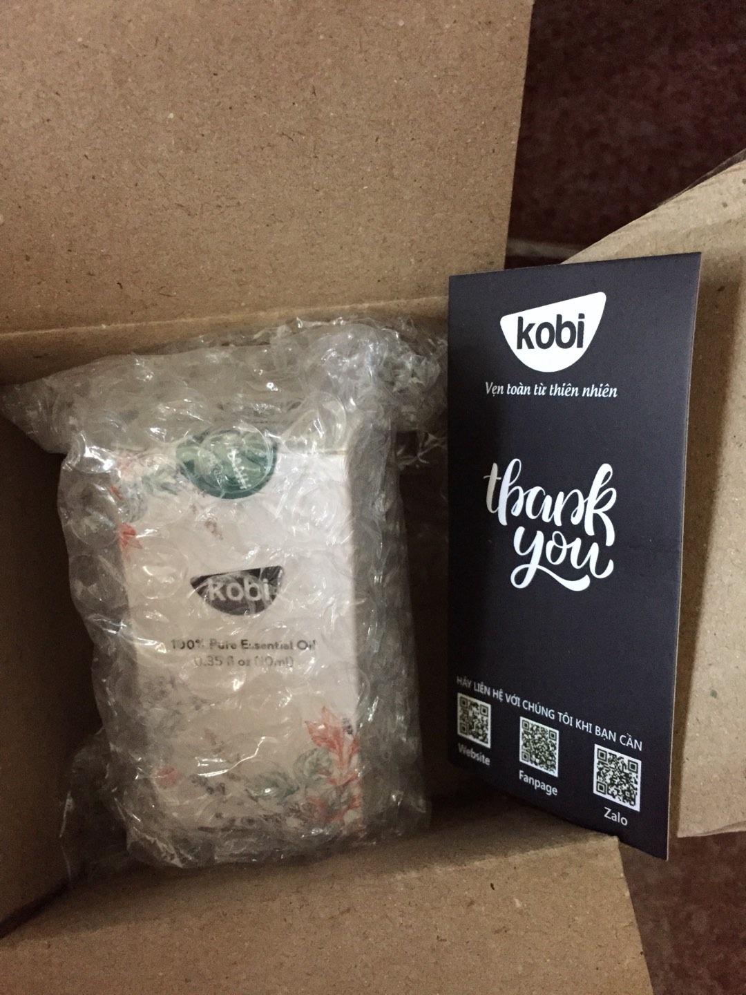 Giao hàng nhanh, đúng hàng. Có t niêm phong, gõi kỹ lưỡng. Mua được giá quá tốt. Treo trong phòng. Đóng hết cửa lại, đi từ sáng tới chiều về, mở cửa phòng là thơm ngất ngây, rất thư giãn, dễ chịu. Mn nhớ để ý khoảng 1-2 ngày là dốc ngược tinh dầu xún để td thấm vào nắp nha. Nói chung là rất ưng.