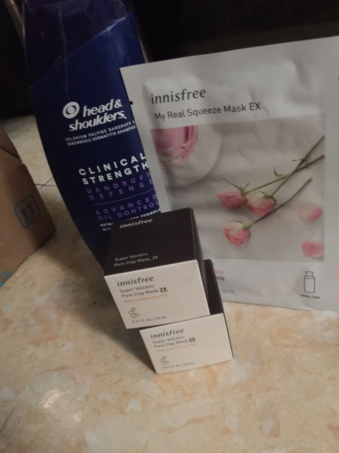 Về dịch vụ, mình đang ngủ thì shipper tới, mình ko biết anh gọi vì để tắt chuông, nên ảnh phải đợi hơi lâu tí 😞 có lỗi dễ sợ
Về giá thì mình thấy giá này cũng ổn, có điều shop ko freeship, hơi nặng tiền. 
Về đóng gói, có dán băng keo ở miệng chai để ko chảy ra ngoài và có quấn một lớp nilon xung quanh chai nữa, khá an tâm. 
Về chất lượng, mình ko quét mã vạch nhưng mình kiểm tra bằng những cách thủ công như là xem trên nắp cổ chai (là phải gỡ cái nắp ra) có chữ P&G hay ko. Chữ in có đậm hay ko. Và HSD có gần hay ko (vì date xa quá là giả). Sau khi check thì thấy cũng ko phải giả. Để sau này mình gội thử xem sao (vì mình cũng có gội qua 2 chai rồi nhưng là hàng cũ, lần đầu mua hàng mới và lần đầu mua ở shop này). 
Dầu gội đầu này khá ưng vì nó giúp mình sạch gàu và nấm (mình bị nặng). Nhưng gội riết cũng thấy nó chỉ bớt phần nào chứ ko dứt hẳn gàu và nấm cho mình. 
Mình mua chai này chung với 3 món khác ☺️ có xu nên giảm còn rất rẻ, tổng chỉ có 142k hehe