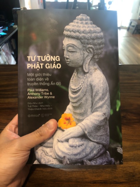 Sách hay, đưa ra nhiều lập luận logic, sử dụng ngôn ngữ VN để giải thích sự việc nên ko mơ hồ theo kiểu ngôn ngữ Phật giáo Trung Quốc. 

Có một lập luận hay của tác giả là "Nếu ông Gautama (Trung Quốc gọi là Phật) không phải là nhân vật có thật, Đạo Buddha (Trung Quốc gọi là đạo Phật) liệu có xụp đổ không"

Trả lời: không, vì Gautama tạo ra Pháp, Pháp mãi trường tồn, nó là con đường dẫn người ta tới việc giải thoát khổ (Dukha). Việc Gautama có thật không, không quan trọng, Đạo Buddha không cần một vị thần, Gautama không tồn tại để ban phép hay đáp ứng lời cầu xin, nó là suy nghĩ duy vật về cách nhận biết sự vật vốn dĩ như nó đang tồn tại. Tồn tại hay không tồn tại, vô thường hay hữu thường, thật chất Gautama chưa từng trả lời nó....

Theo một cách nghĩ đó, nếu Jesus không phải nhân vật có thật, đạo Chúa (Cơ Đốc) sẽ xụp đổ hoàn toàn, vì nó dựa trên niềm tin vào một vị độc thần duy nhất ban ơn điển cho tất cả.