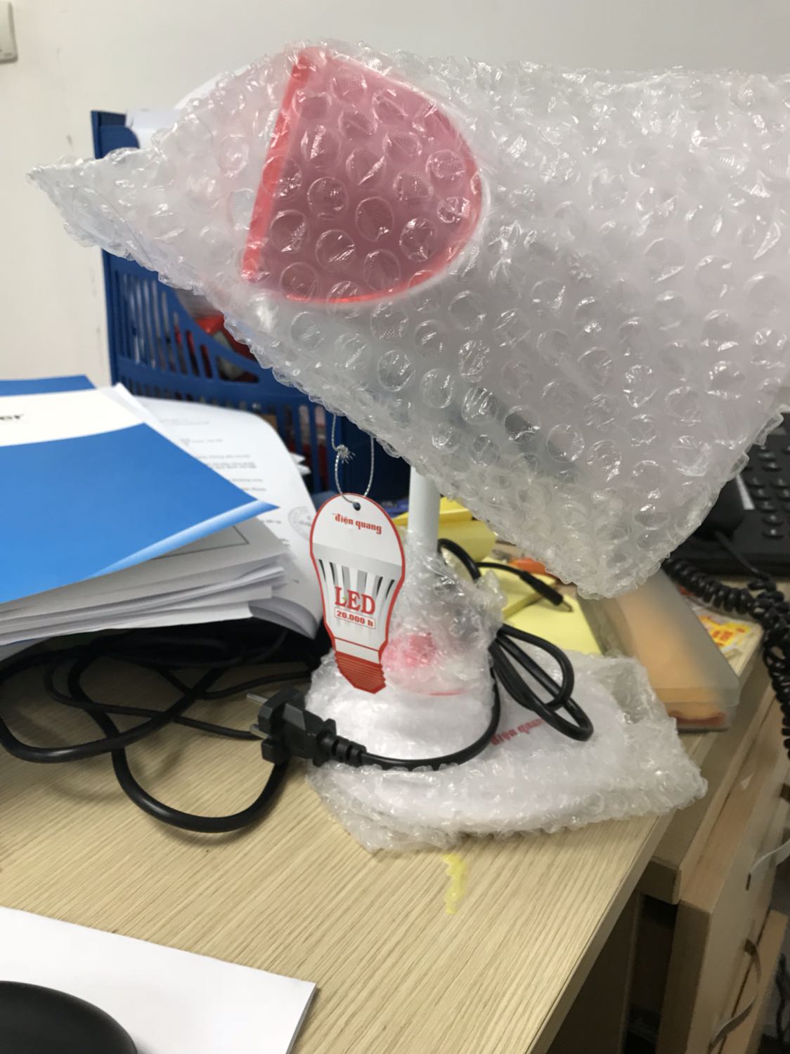 Giao hàng lâu, dự kiến 1 tuần mà 2 tuần mới có hàng. Nhận đc thì lại sai màu, đặt màu xanh lại giao màu hồng —> sai màu cơ bản liên quan giới tính trẻ. Qua tiki đổi trả hàng mất quá nhiều thời gian —>đề nghị tiki cho biết *** nhà cung cấp để đến trực tiếp đổi hàng. Hiện tại rất k hài lòng