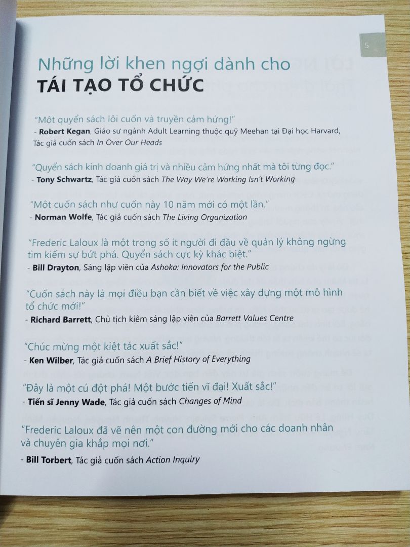 Lâu lâu mới thấy giá sách có quyển sách hình vuông. hehe. Nội dung sách về cách hoạt động của tổ chức và cách tạo đột phá rất mới mẻ. Có hình minh hoạ nên đọc không bị cảm giác nhàm chán.  Dịch vụ tiki giao hàng nhanh như tia chớp vậy. hehe, mới đặt hàng hôm trước mà hôm sau có rồi. Thích ghê, anh ship vui tính nữa. Cảm ơn anh Ship và Tiki nhiều nha.