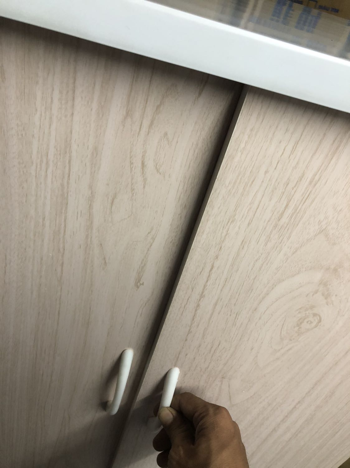 Về tới nhà mở cửa là không đóng cánh lại dc luôn, bị tuôn óc vít nên lệch cách - óc vít tuôn ren gần rớt cánh ra ngoài . Đúng là tủ nhựa đài người . Mất thời gian cả tiếng mới sửa chữ lại dc, nhựa dễ vỡ nên bắt vít tuôn hết như đồ chơi trẻ em.