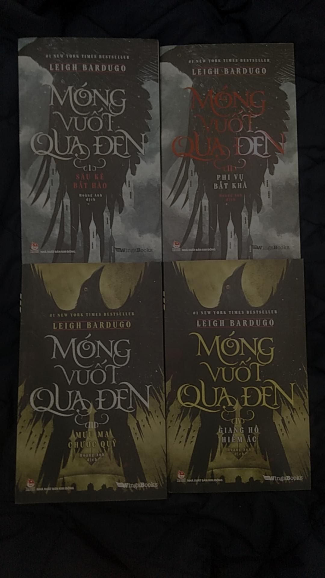 Giao hàng đầy đủ, đúng hẹn. Sách chất lượng, không bị sờn hay xước xát gì. Mỗi quyển còn được tặng kèm bookmark nữa.