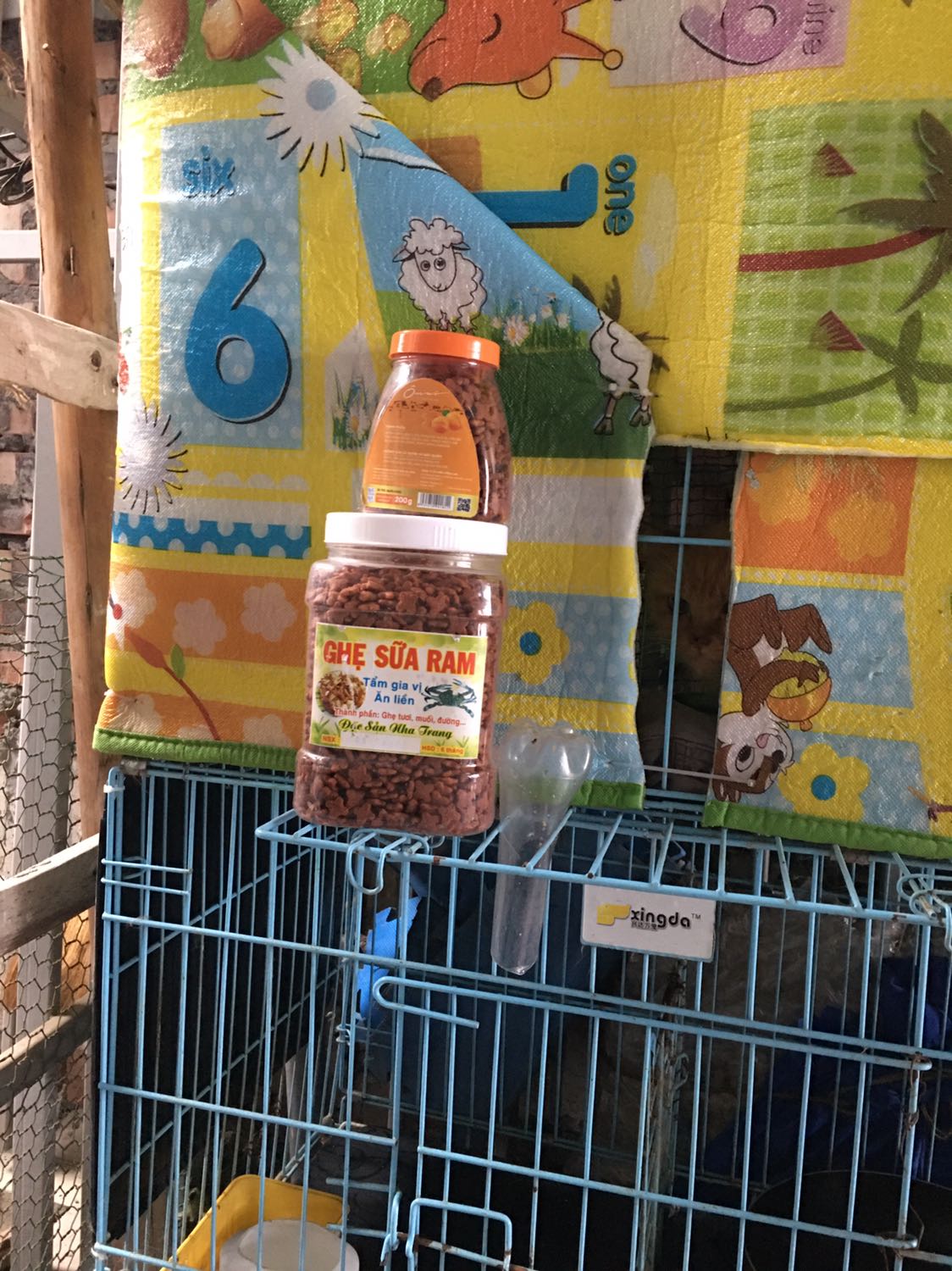 Đây là lần lần mua hạt cho mèo trên tiki giá ưu đãi nhất mình từng mua từ trước tới nay. Như mọi khi mua gói lớn cho tiết kiệm bởi em mèo nhà mình đã quen ăn loại này từ lâu rồi. Về giao hàng thì nhanh bất ngờ vượt ngưỡng mình mong đợi, bởi mình mới có gói tiki now 1 năm và nhà mình ở huyện Hoài Đức Hà Nội, tức ko thuộc diện giao nhanh 2h hay trong ngày, nên khi đặt mua thấy tiến trình giao dự kiến là 29/10 chỉ hơi tặc lưỡi chút bởi phí giao hàng là 0đ mà, nhưng thực tế chỉ trong vòng ~ 3 ngày ( trưa 15/10 đặt hàng trưa 18/10 nhận đc hàng tận nhà) Hà Nội tới Hà Nội (về huyện) hàng thuộc dạng nhiều kí lô, quả thật chính sách giao hàng với mình là rất okie, trước nghĩ tiki now với việc về huyện ngoại thành HN chắc k ăn thua lắm nhưng giờ nghĩ lại, mình thấy cũng được ra phết, bạn nào đang có ý định về tiki now thì cứ lấy làm thông tin để cân nhắc thêm nhé. Còn sản phẩm thì họ đóng gói bao bì chắc chắn và cẩn thận rồi. Hạt khô cho mèo bên ngoài là bao bì dứa dày chắc, bên trong là lớp nilong dày nữa, giảm thiểu tối đa khả năng hạt bị ẩm vào trong, hạn sử dụng date còn xa (1/10/2022) ngày sản xuất (1/04/2021) an tâm. Ngoài ra mình chọn bao 7kg ko chia túi nhỏ bên trong, về tự san ra hộp nhỏ hơn (nhà đang sẵn có) để hạn chế rác thải nhựa ko được tận dụng tái sử dụng đem xả ra môi trường. Vài lời nhận xét như vậy, các bạn tham khảo và hẹn có trao đổi thắc mắc gì thêm thì ới mình Meo Bự ở phây búc nha. Thanks