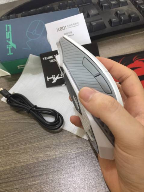 Phê lòi mắt luôn các chế, nhận về hộp xịn xò nhìn thấy chất mê li rồi, có đầy đủ tem phiếu bảo hành các kiểu con đà điểu, chuột cầm rất đằm và chắc tay, đúng là tiền nào của nấy, phê cực luôn, có cả nút quay lại deskop, điều chỉnh độ nhạy, nút quay lại, nút bật đèn led, , ai thích để led đổi màu thì để mà ko thích thì tắt đi cho tiết kiệm điện, nói chung là phê lắm lun á, giá có chỗ gửi video m quay cho các chế xem phát