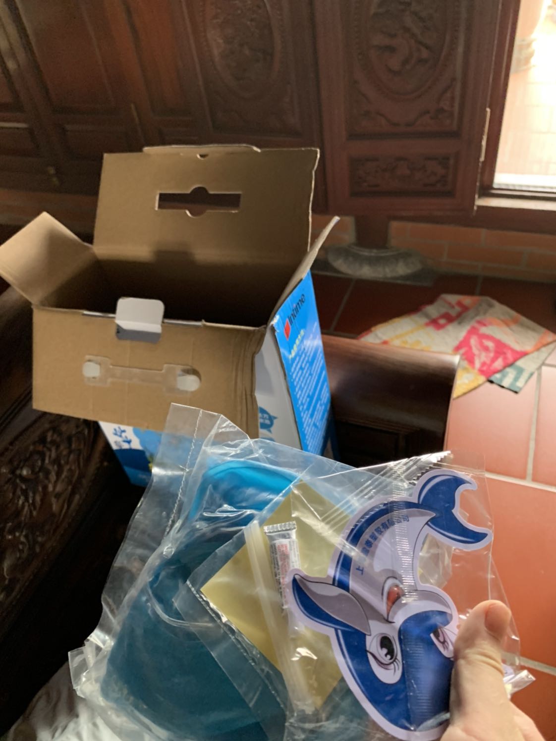 Đóng gói cẩn thận. Có đầy đủ 2 miếng dán. Và phao cổ. Nhưng k có dụng cụ bơm. Lên chưa biết bơm lên kiểu gì để đánh giá chất lượng