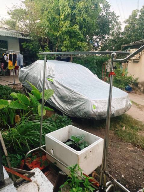 Đã nhận hàng được 2 hôm, đánh giá cho shop này tí, nhìn thấy nhiều đánh giá rõ tốt mà không hiểu sao cứ hiện lên 1 sao thấy thương thật. Nên khách quan nhận xét để cho các bạn tường tận rõ nhất. Con Camry của mình cũng dùng được hơn năm rồi, đã từng mua 2 lần bạt phủ ở bên sàn khác nhưng mỏng 1 lớp và nhanh rách, nó như áo mưa ấy! Hàng lần này mua thì dày hơn, trọng lượng bạt cũng nặng tới 3 kg khá chắc tay. Tráng bạc nên phản quang, phản nhiệt tốt, giữ nhiệt độ xe không quá cao nên đồ trong xe an toàn, giảm được gần chục độ khi không có bạt phủ bên ngoài. Bạt rộng thoải mái nên là trùm kín đc
Ở Hà Nội mình ở Linh Đàm nên là bãi xe để ngoài, nhiều khi trời nắng 42 độ mùa hè trông xót xa lắm, đồ trong xe nó chảy hết cả khoang lái, ngồi vào như tôm luộc, có bạt ô tô nên xe cũng vì vậy mà đỡ nhiệt hơn hẳn. Cho shop 5 sao, thấy hang tốt mà bị kéo rank nên ủng hộ shop này!!