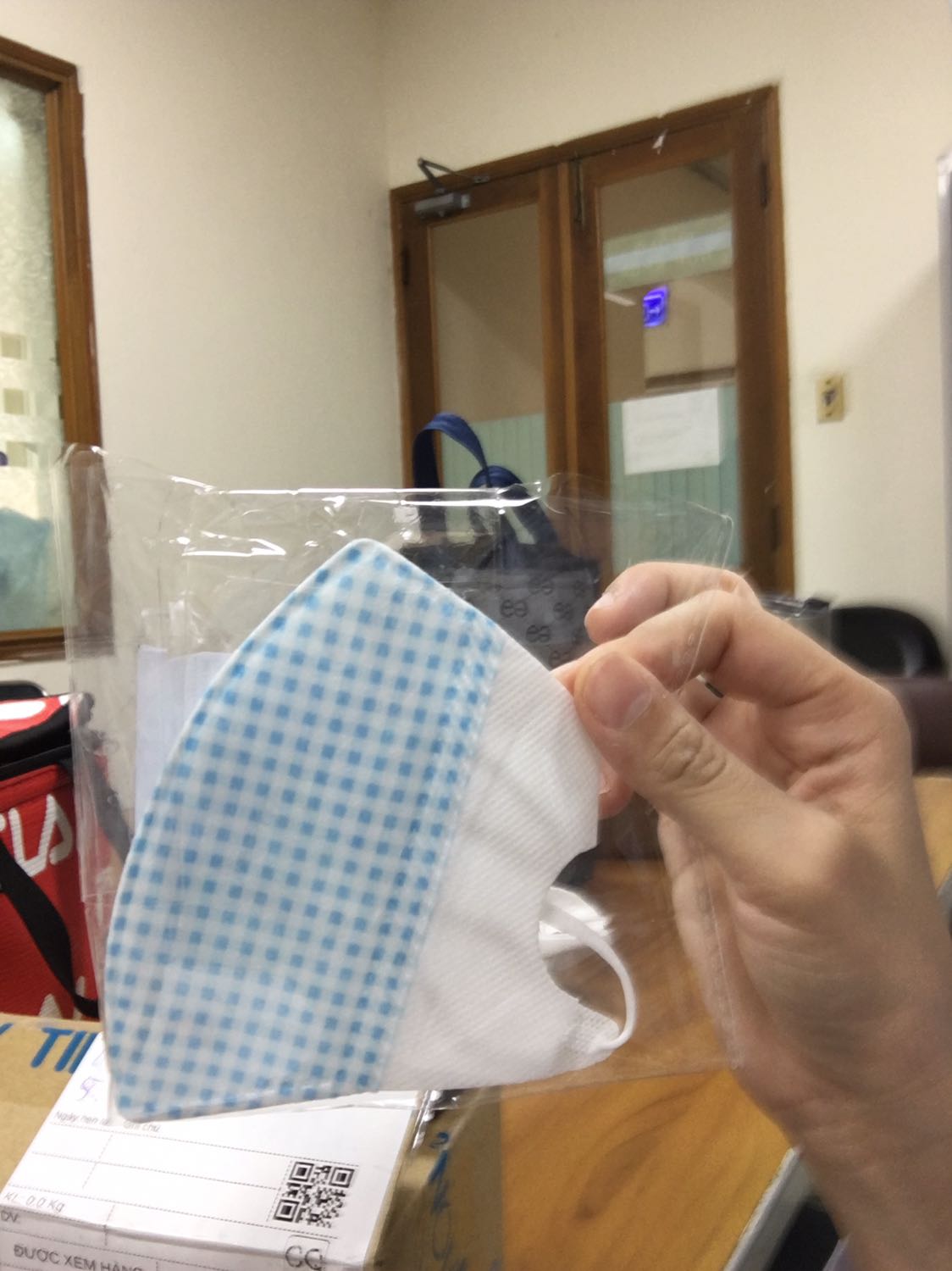 Mua là “ set 5 khẩu trang cho bé” giá 45k nhưng khi giao thì duy nhất chỉ 1 khẩu trang, bao bì thì rách nát