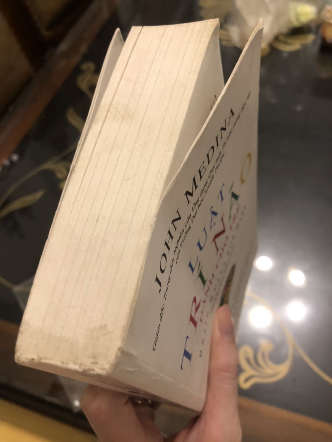 Sách được giao trong tình trạng cũ, dơ ố và bìa cong gập. Mua sách mới mà nhận sách quá cũ như vậy thật sự rất ko hài lòng.